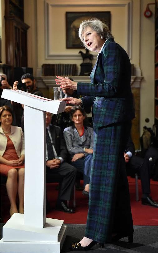 靠时尚征服英国政坛 “梅姨”首相潮爆了！