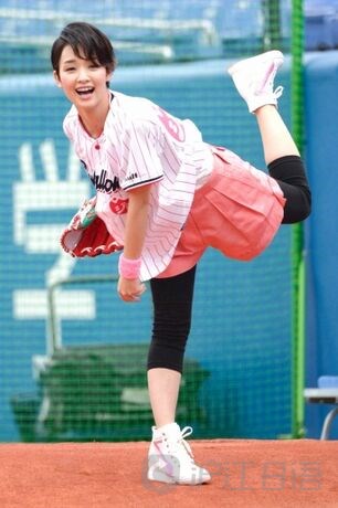 为什么日本艺人争上棒球比赛开球式?_新沪江