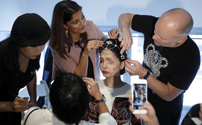 ppt模板_励志:她曾被硫酸毁容 如今登台纽约时