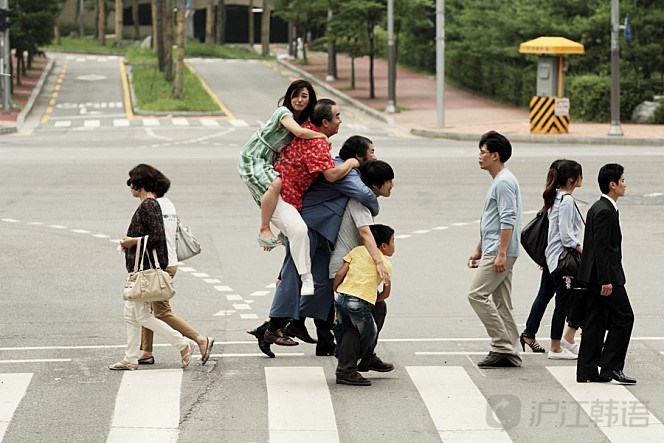 韩国温情搞笑电影推荐:《开心家族》 你存在我