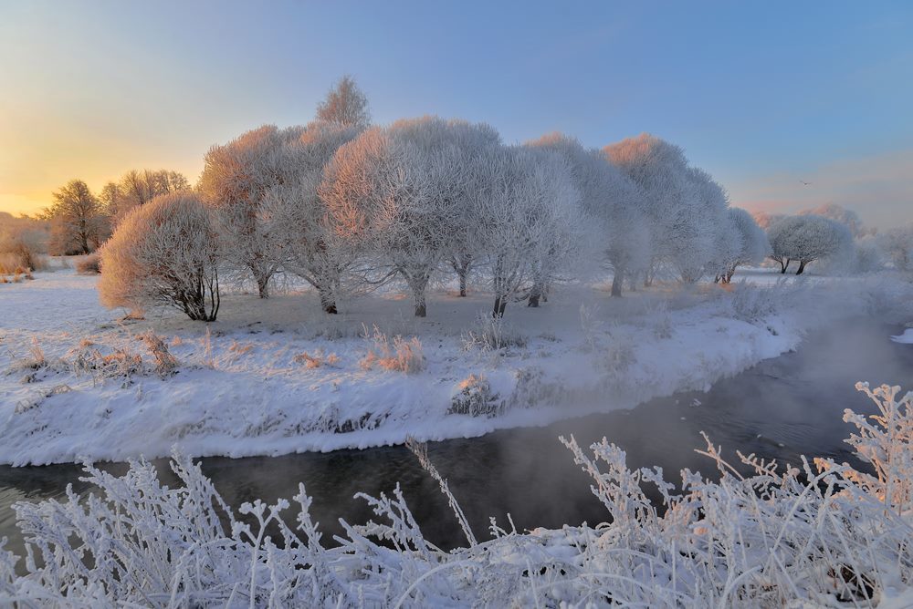 俄罗斯的冬季,是冰雪的童话世界。每个地方的雪景都各有特色,你可以去摩尔曼斯克看极光雪景,去彼得堡看欧洲建筑风格的雪景,去莫斯科看红场和庄园雪景,去高加索可以爬雪山而今天小编选取了一些摄影大师拍摄的雪景风光,让我们一起来看看大师眼中的冰雪世界吧!