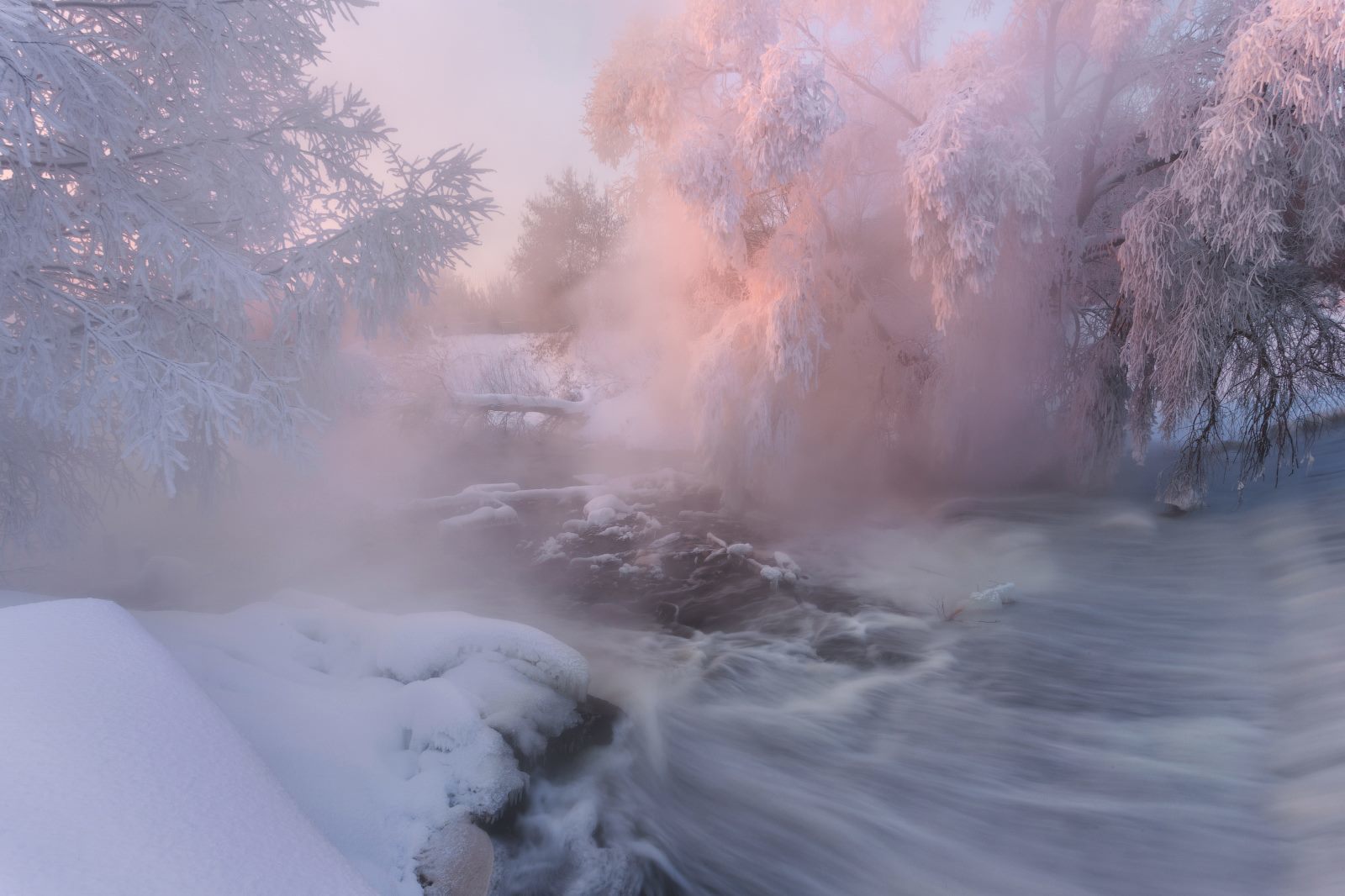 俄罗斯的冬季,是冰雪的童话世界。每个地方的雪景都各有特色,你可以去摩尔曼斯克看极光雪景,去彼得堡看欧洲建筑风格的雪景,去莫斯科看红场和庄园雪景,去高加索可以爬雪山而今天小编选取了一些摄影大师拍摄的雪景风光,让我们一起来看看大师眼中的冰雪世界吧!
