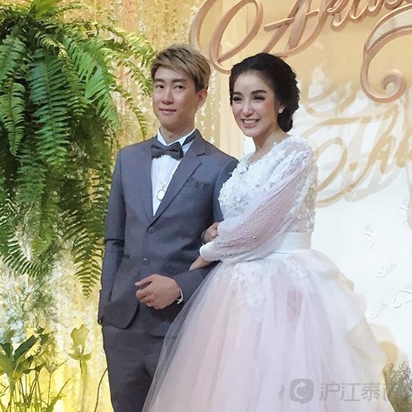 母亲坐着轮椅去参加pat napapa&benz的婚礼 场面感人