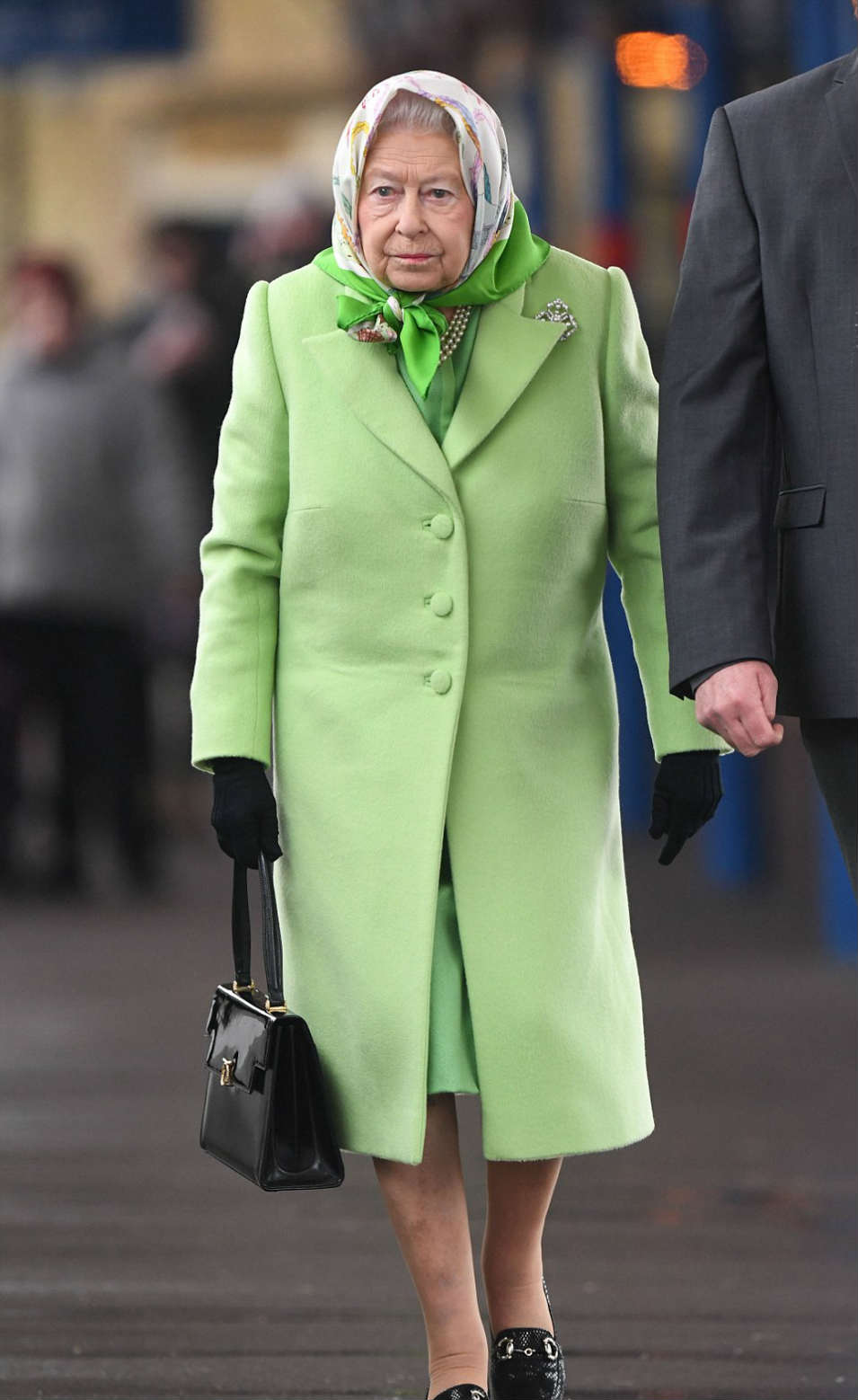 英语翻译_英女王穿今年最流行的绿再亮相 精气