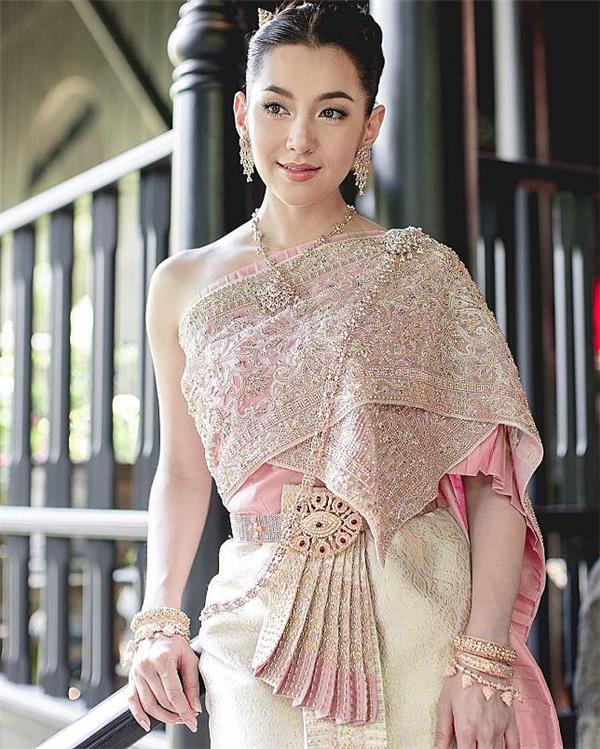 美女明星+泰国传统服饰 根本看不够_新沪江泰语网_泰语学习门户