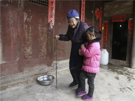 英语翻译_5岁中国女孩成为家里的顶梁柱,感动