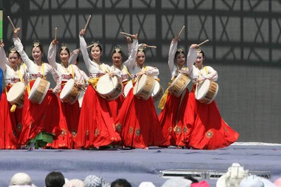 韩国舞蹈之韩国扁鼓舞 携带古老乐器翩翩起舞