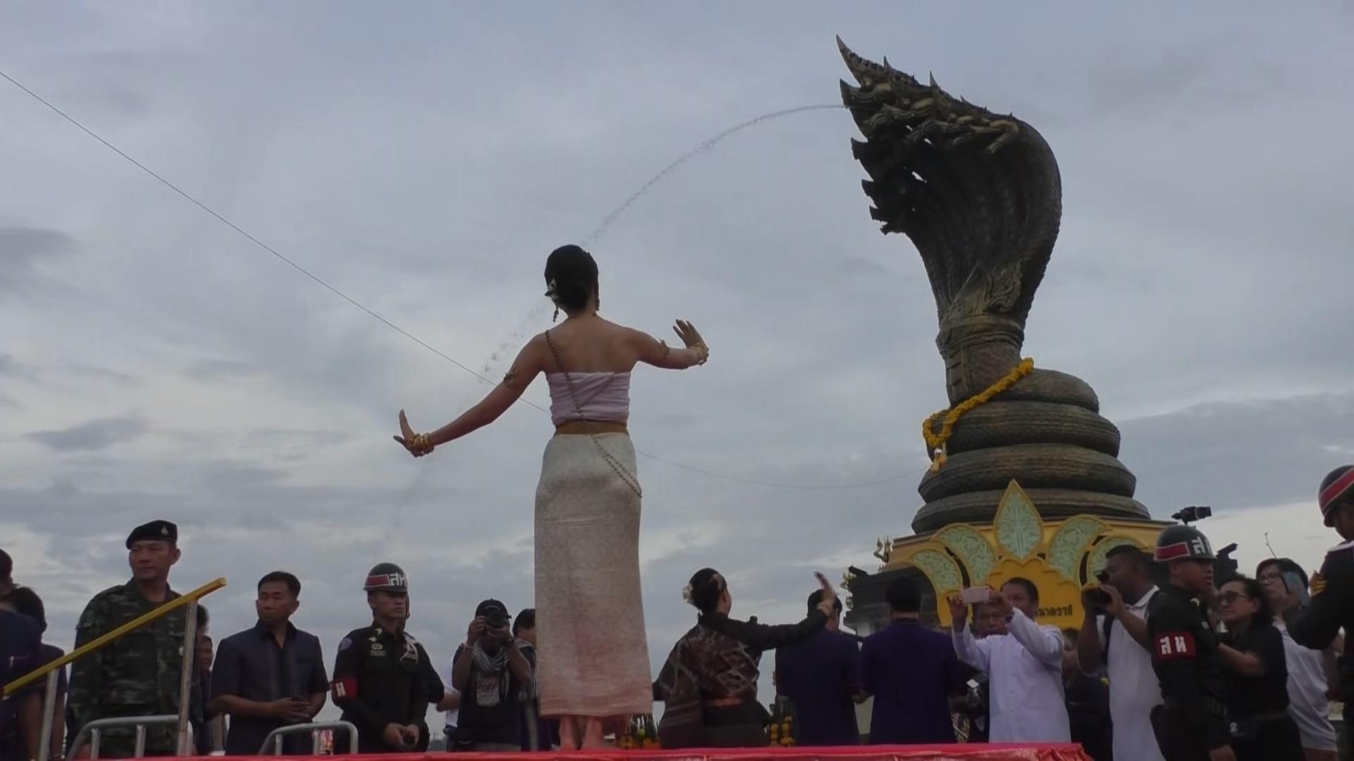 taew身着娜迦装束跳祭祀神龙的舞蹈