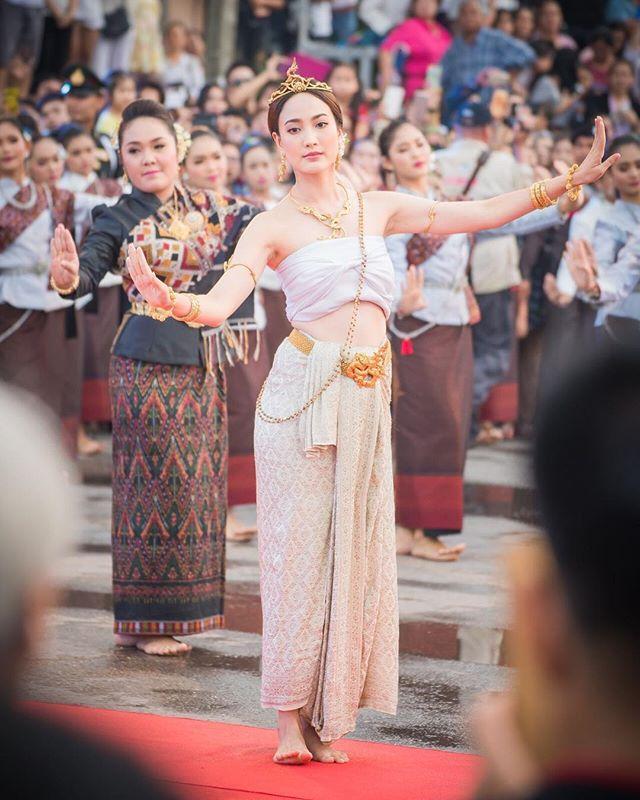 taew身着娜迦装束跳祭祀神龙的舞蹈