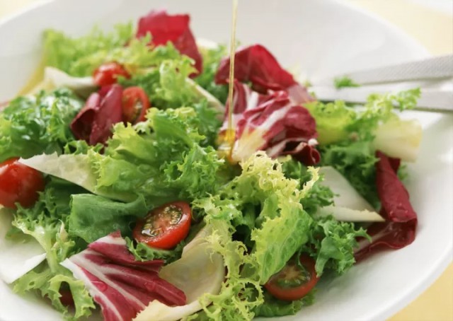 另外对于沙拉,生菜或绿叶菜是不能切的 应该把叶子折叠起来 用叉子