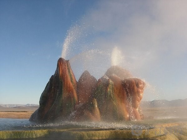 美国"飞喷泉(fly geyser)