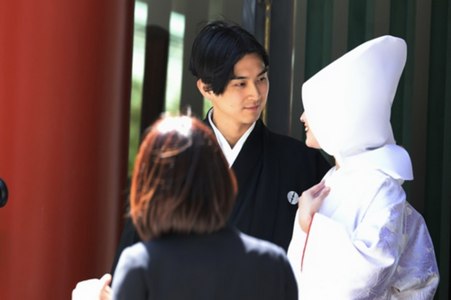 第二年10月16日,冈田准一通过所属事务所宣布他和宫崎葵的长子诞生