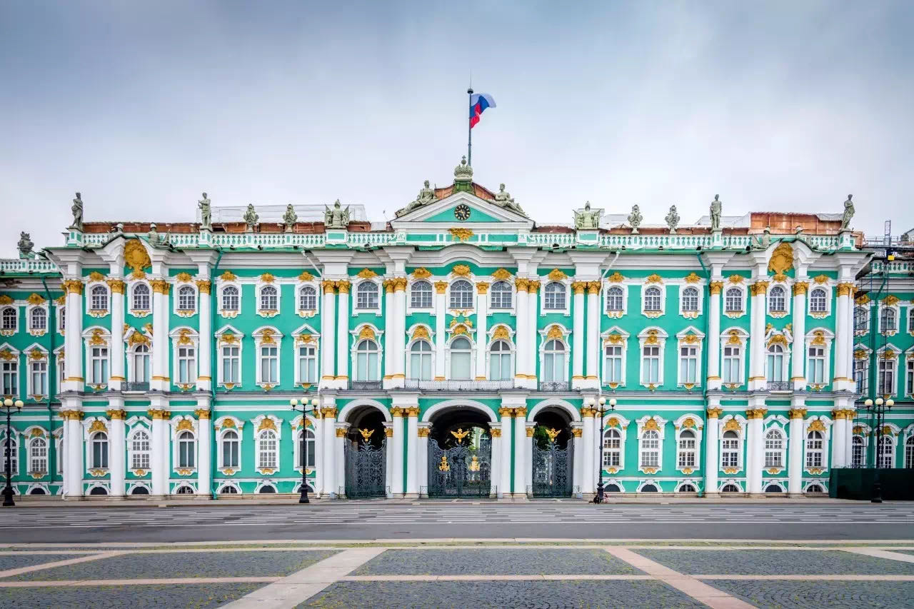 那大概就是冬宫所在的 艾尔米塔什博物馆?the hermitage museum