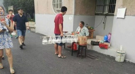 【热词速递】带饭哥手挑8份外卖，大学欠我一个好室友