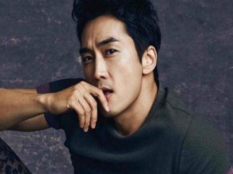 【有声】宋承宪公开父母照片 一家三口外貌出众