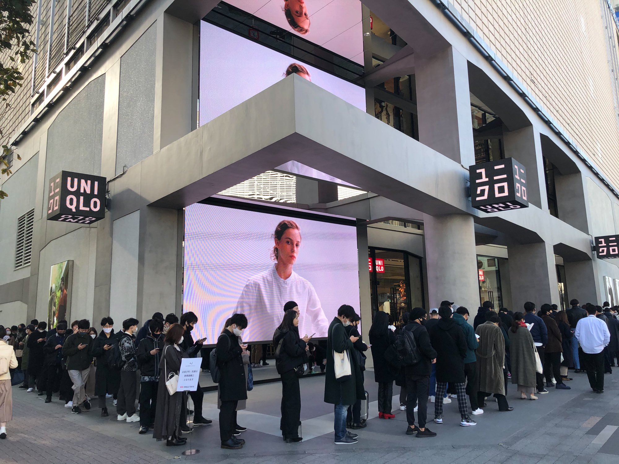 优衣库 j联名款再遭哄抢!模特衣服被扒,玻璃碎一地,现场惨烈!