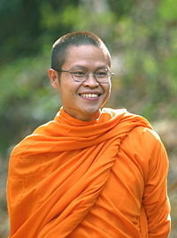 泰国僧人剃度连眉毛也要刮干净，竟然是因为这个原因