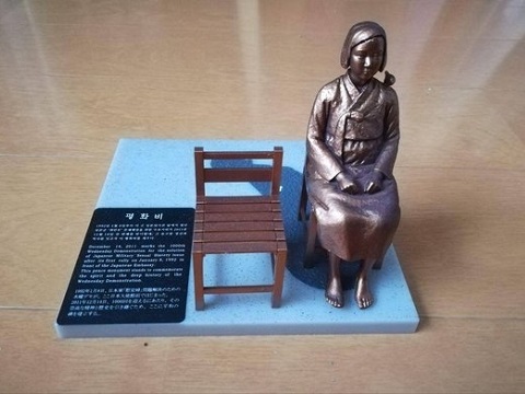 东京“和平少女像”展示活动，由于右翼的干扰会场变更