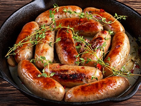 各国花式疫苗福利太拼了！德国送烤肠，中国送油米，荷兰的画风最清奇