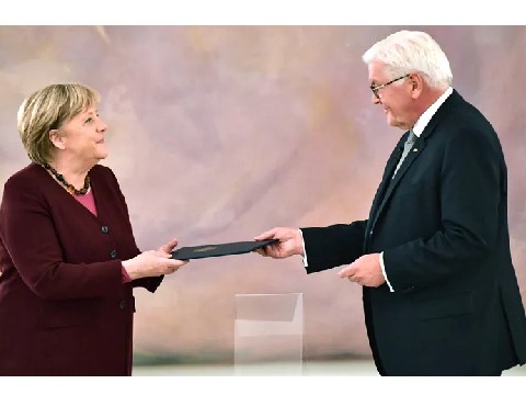 默克尔正式下班！解聘现场竟还卖了个萌？