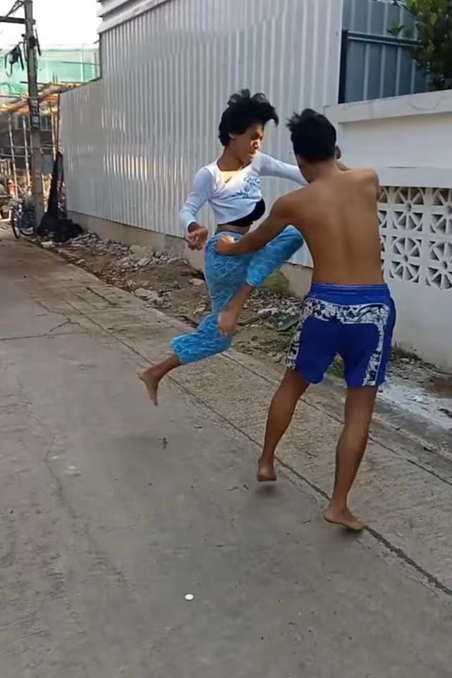 不服就上！泰拳手发布性别歧视言论，遭遇跨性别女生一顿暴打！