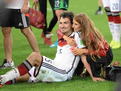 德国足坛男神狐媚与妻子分居！21岁“新欢”半裸现身很有料…