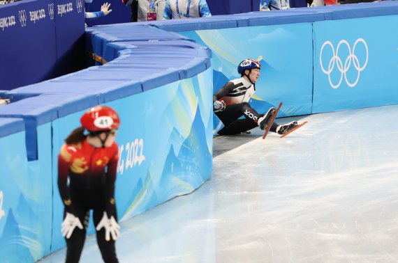 北京冬奥，韩国短道速滑队摔倒竟然怪冰面粗糙？