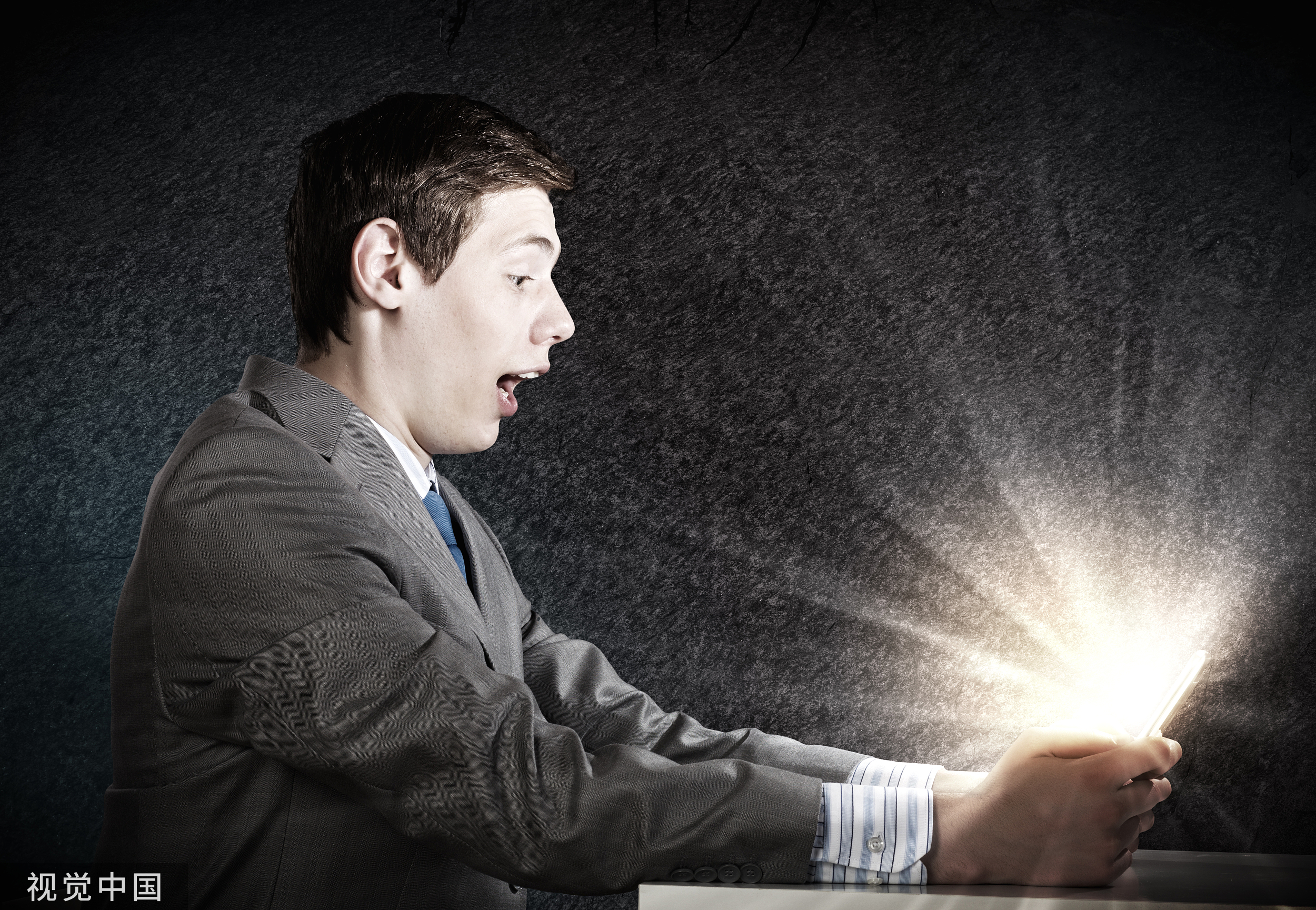 上帝之手“显灵”？在乌克兰被捕的智利记者，竟被马拉多纳拯救了！