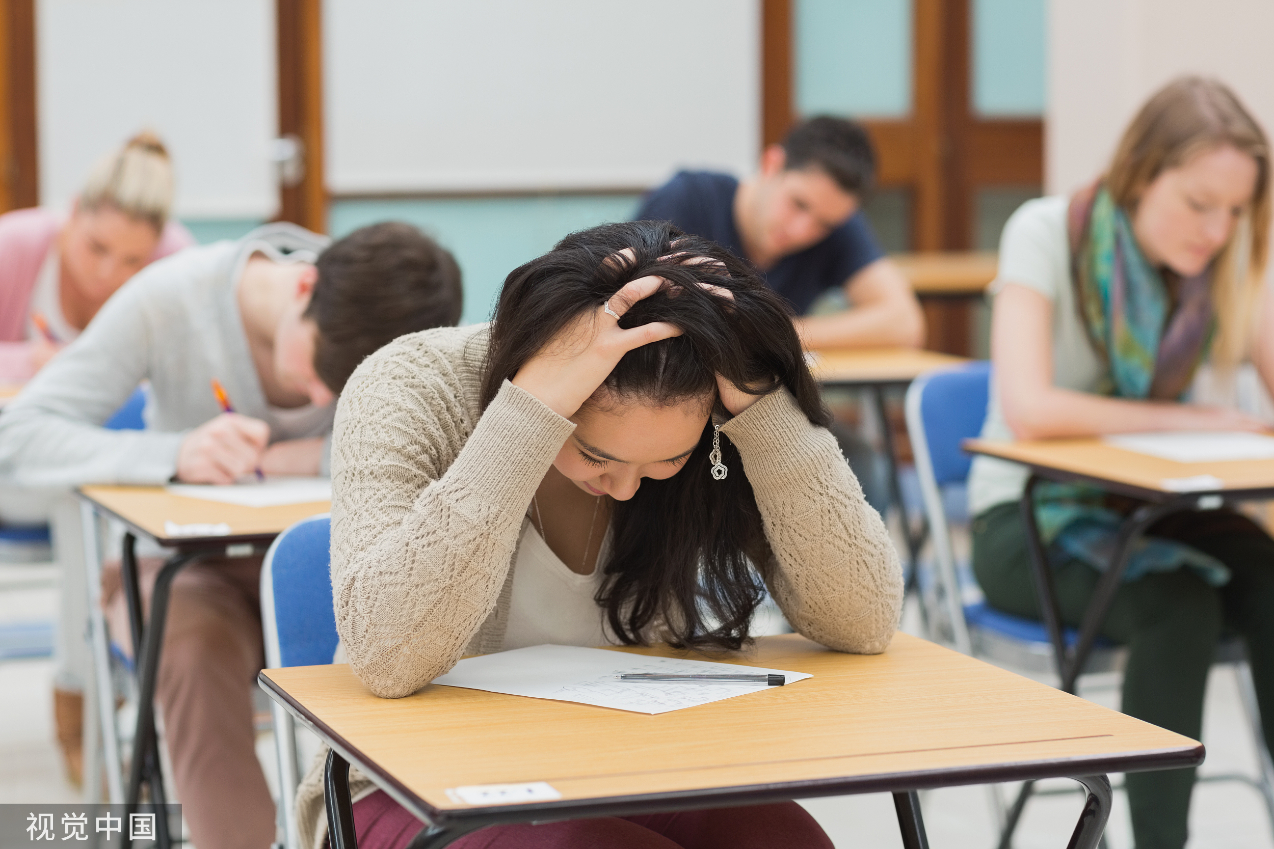 西班牙高考数学试卷严重超纲，学生纷纷被难哭！到底怎么回事？