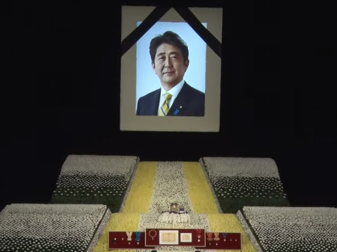 日本前首相安倍晋三举行国葬，日网友在线献花超25w次致平台瘫痪