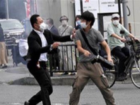 安倍枪击案改编的电影于国葬前日上映，反对声音频出