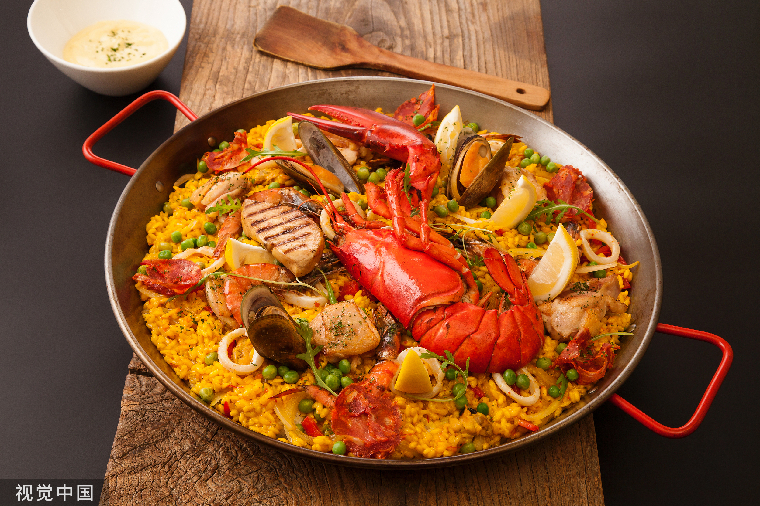 西班牙国际海鲜饭大赛落幕,第二好吃的海鲜饭竟是中国人做的?