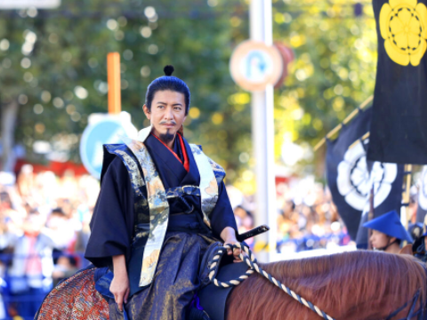 不愧是他！这个男人骑马闪现日本街头，狂吸46万民众尖叫围观……