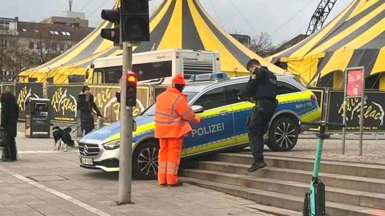 德国警车卡在台阶上的照片在网络疯传！这年头流行玩尬的…