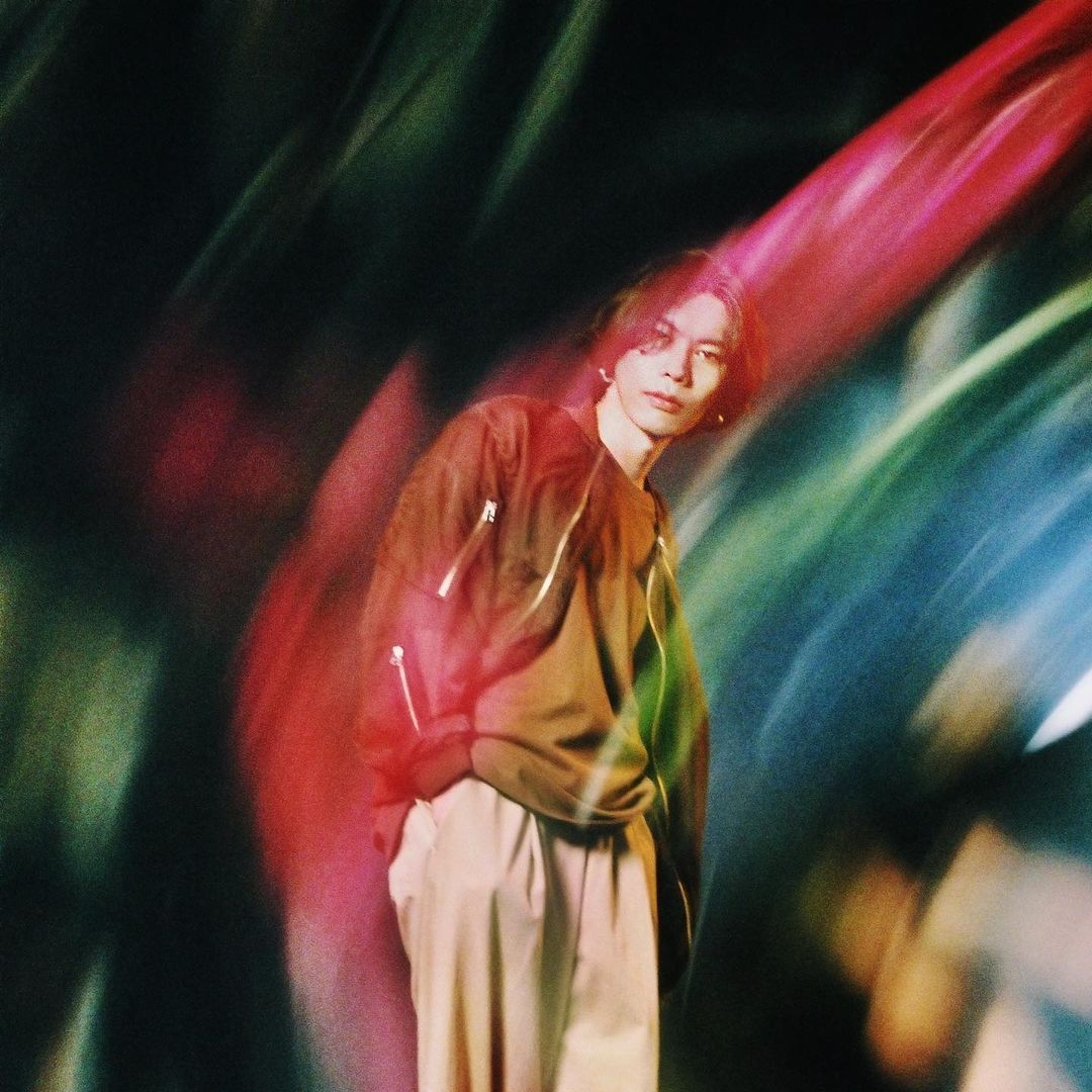 米津玄师曾自卑“ 像怪物”，如今拨开刘海大变样，网友：帅哥你谁？