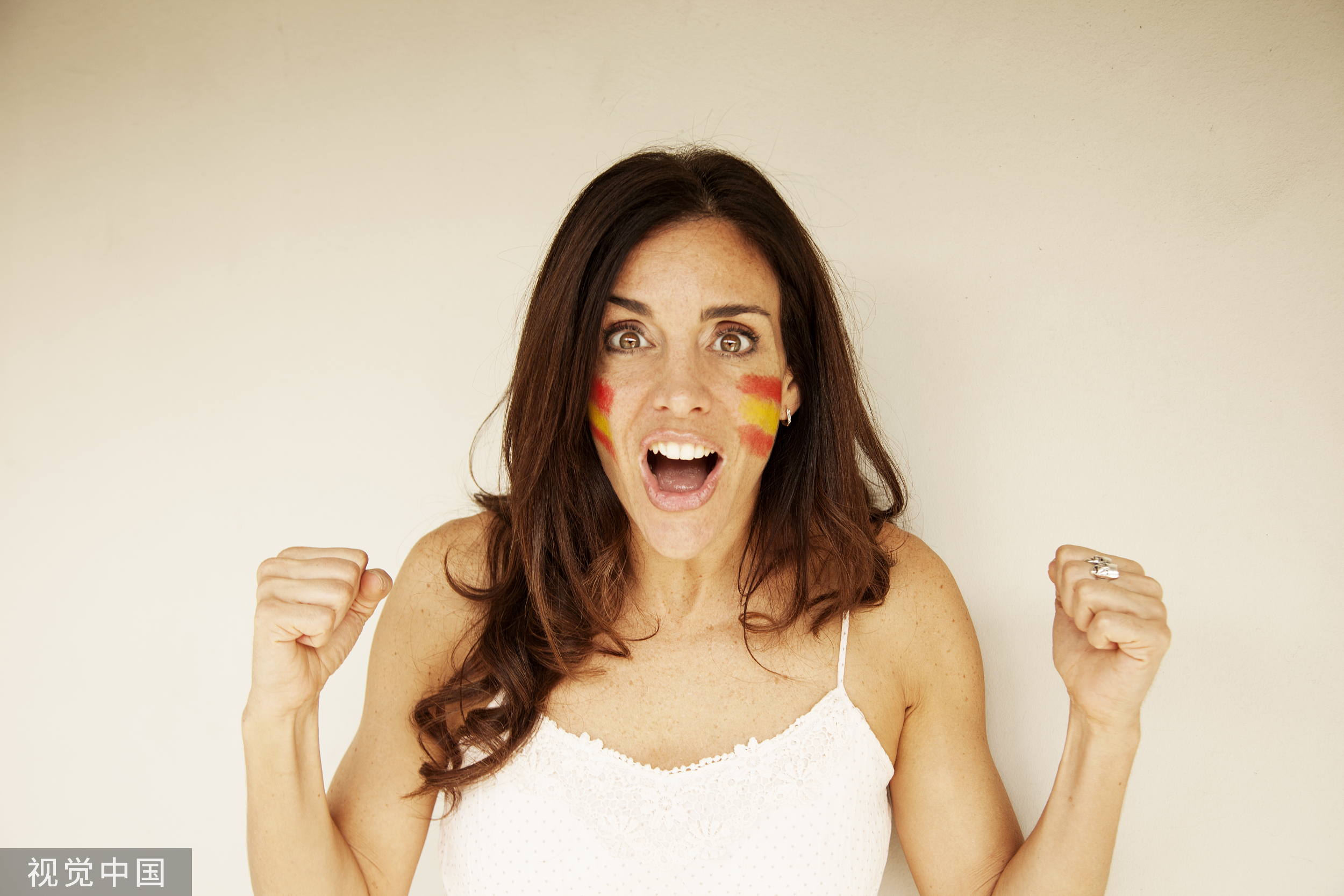 她的足球战绩堪比梅西，却被父亲质疑女生踢球羞耻？！