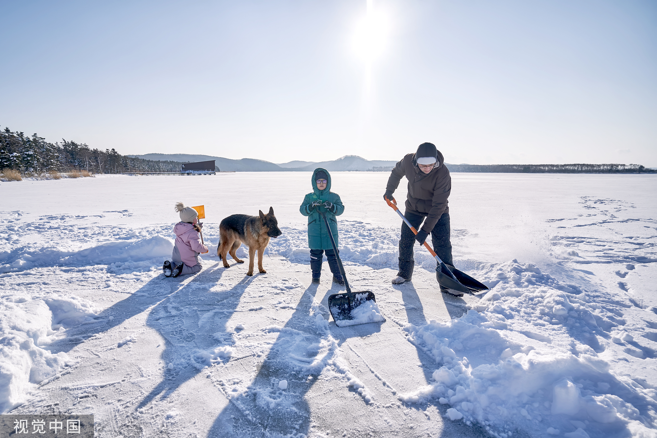 为了冬日氛围感，乔治娜和C罗直接在豪宅里建了个溜冰场