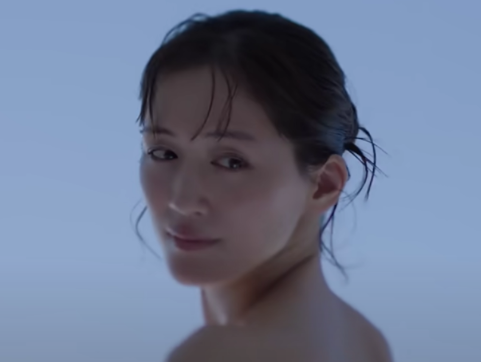 绫濑遥“内衣广告”大秀傲人身材！独有魅力令粉丝大赞：女神好美！
