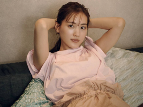 是枝裕和最新作，绫濑遥与日本搞笑艺人饰演夫妻，网友：美女与野兽？