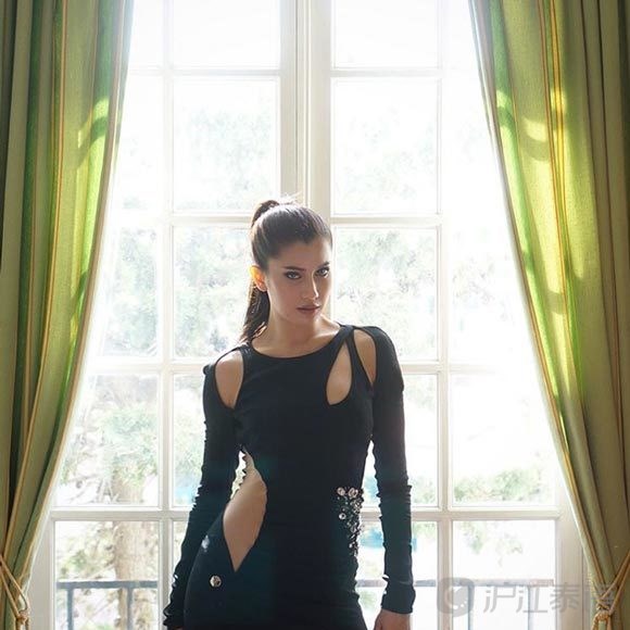 小李子举办慈善晚会 poo一袭黑色礼服闪耀亮相_泰星poo_沪江泰语