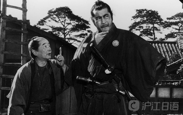 外表落魄邋遢的浪人武士三十郎(三船敏郎 饰)来到一个小镇,清兵卫