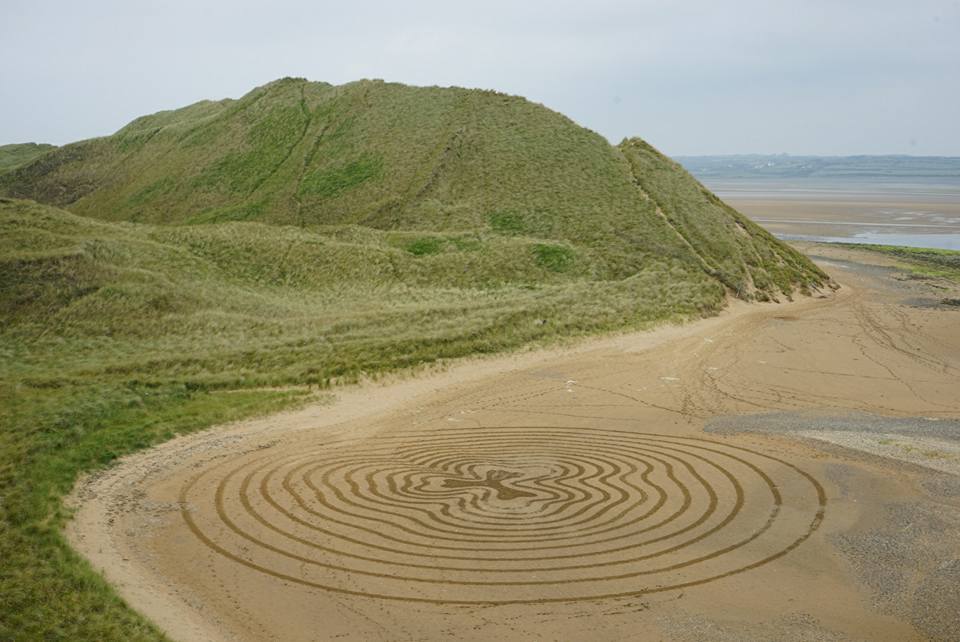 这位法国艺术家在沙滩上绘出了麦田怪圈!你还在堆沙堡吗?