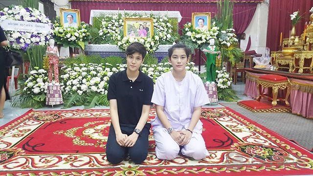 在tina父母的祈福礼上,有很多圈内的朋友,包括aom sushar mike,jeab