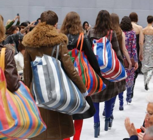 巴黎时装周上的春运编织袋:竟成了新一季时尚单品