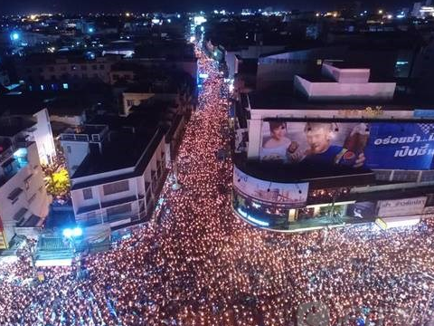 超过20万呵叻人民于英雄纪念碑聚集秉烛悼念普密蓬国王，接着奇迹发生了！