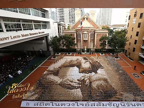 千名泰国学生组成国王画像  以示哀悼