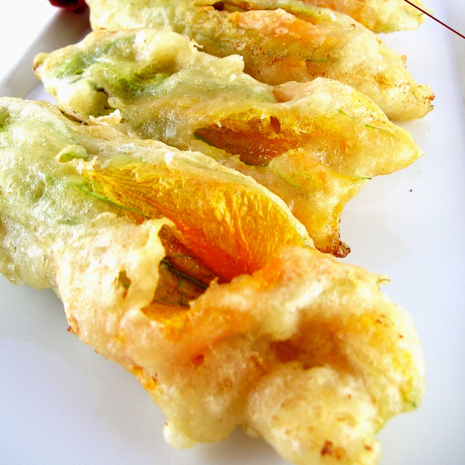 炸南瓜花:(fiori di zucca fritti)