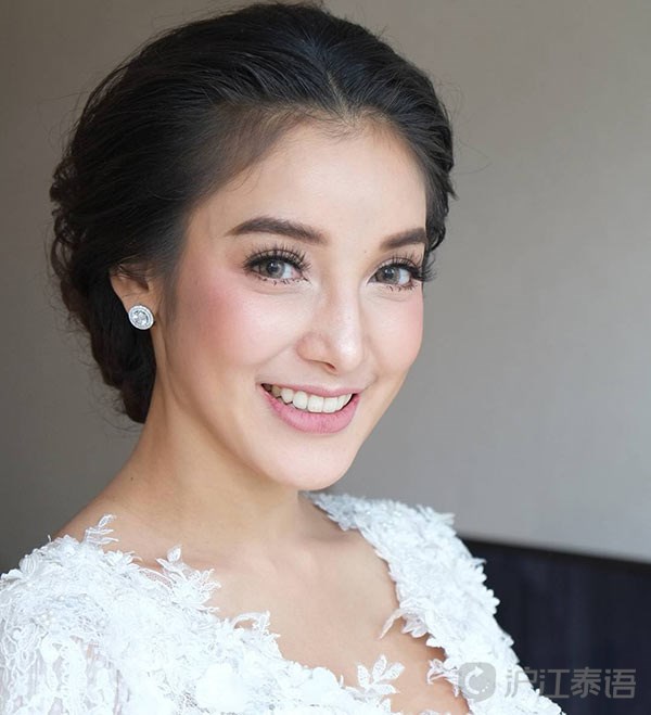 母亲坐着轮椅去参加pat napapa&benz的婚礼 场面感人