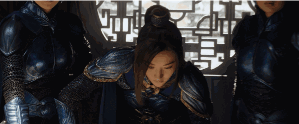 景甜为鹤军将领,作为电影里的唯一女主角,十分醒目,简直就是万绿