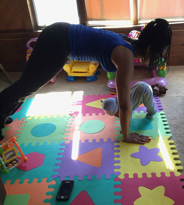 妈妈把宝宝当健身器材用,成功减肥做辣妈!